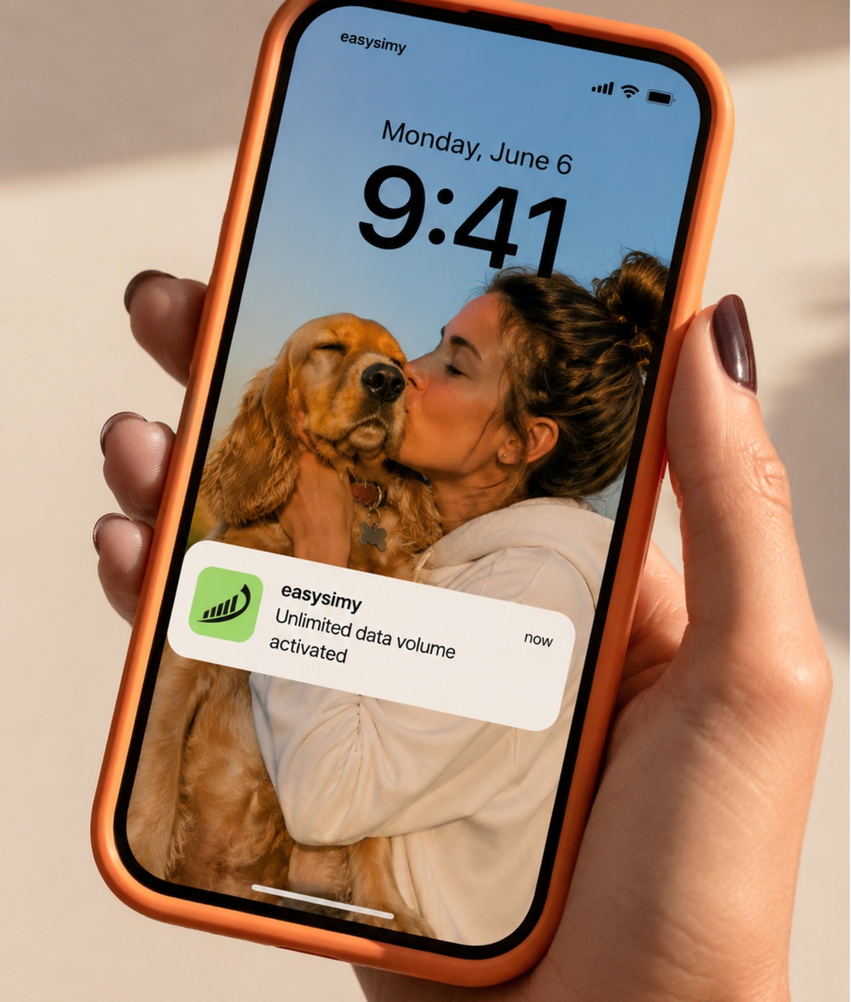 Hand hält Smartphone mit easysimy-Benachrichtigung: Unbegrenztes Datenvolumen aktiviert